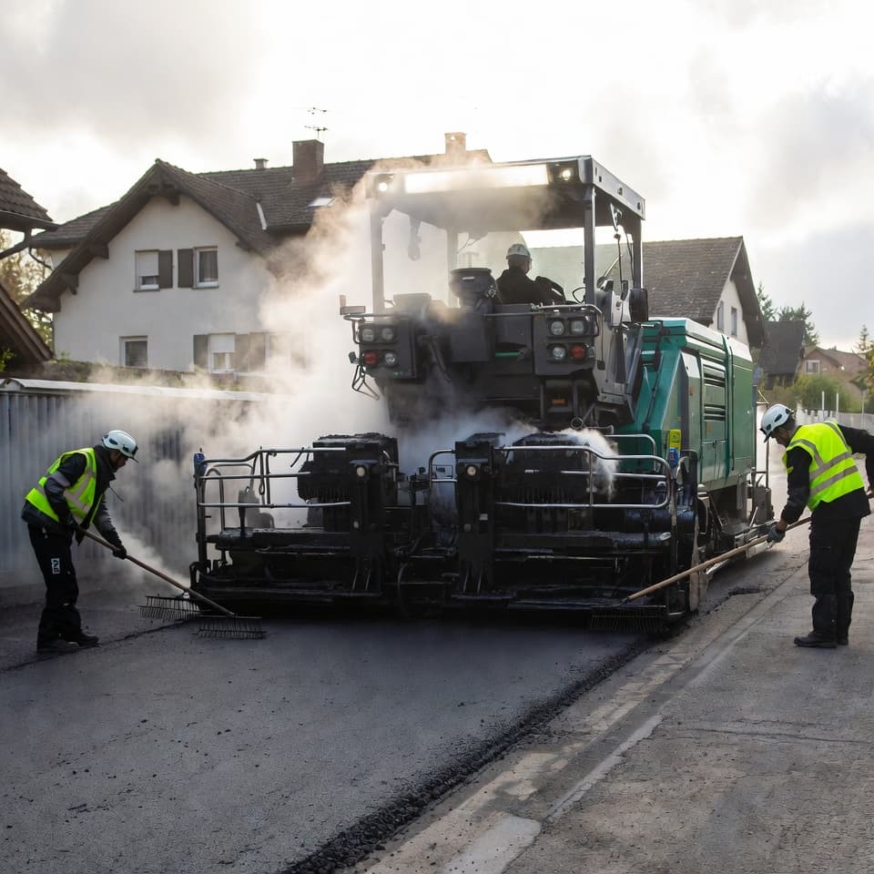 Tiefbau-Leistung: Asphaltierungs- & Straßenarbeiten
